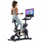 Console tactile du Vélo de biking NordicTrack X24 affichant les données d'entraînement